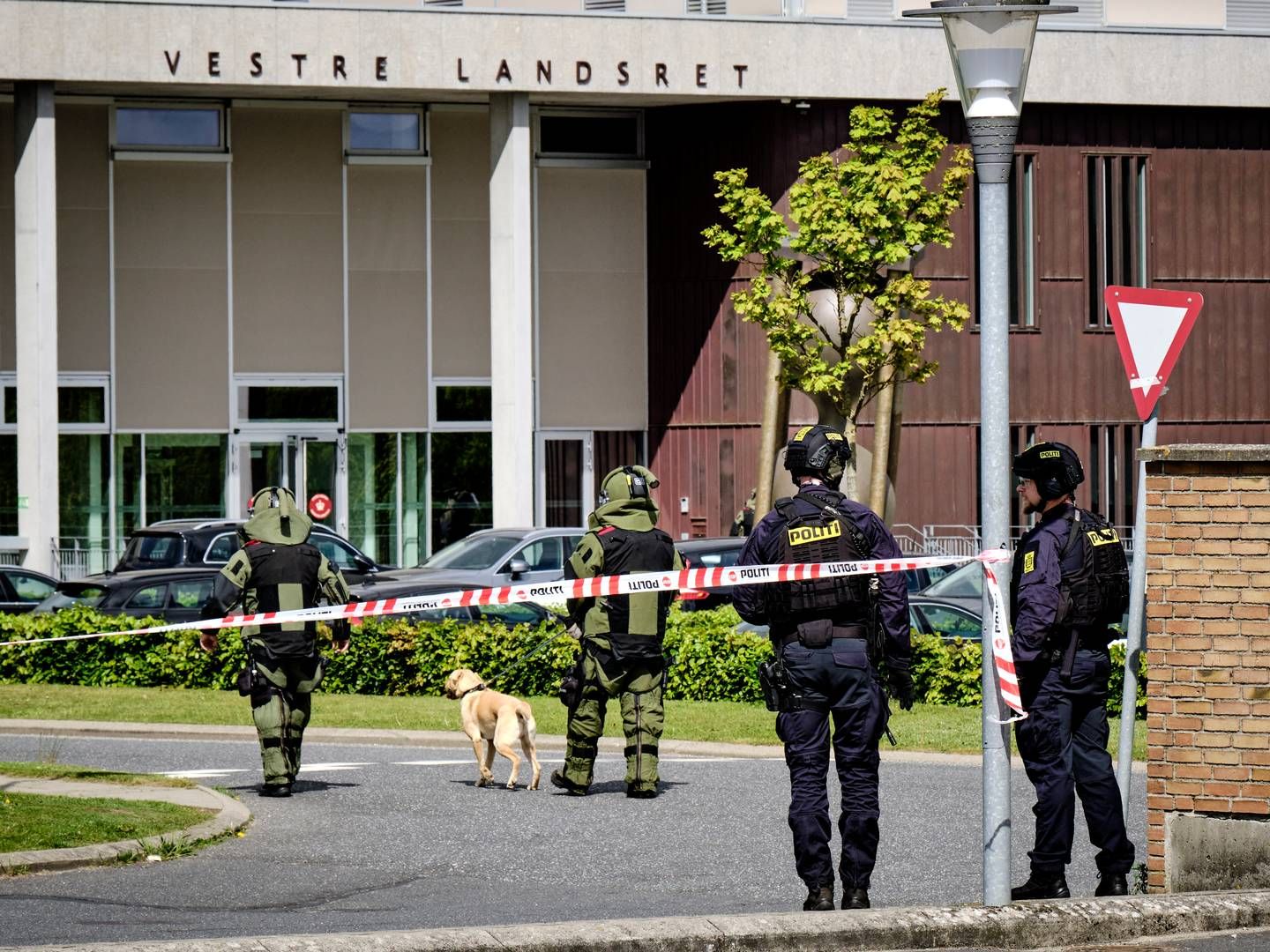 Midt- og Vestjyllands Politi fik anmeldelsen om bombetruslen omkring klokken 9.15 onsdag morgen via et telefonopkald. | Foto: Thomas Traasdahl Møller Thomas