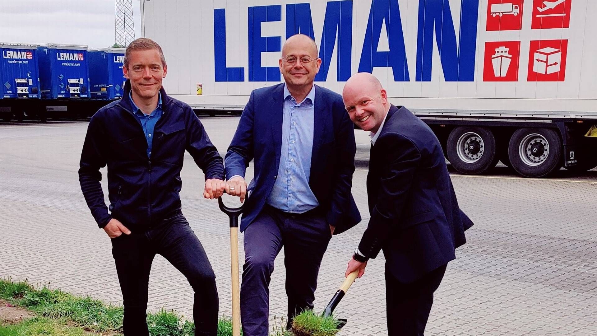 Jørn Peter Hansen, chef for logistik og distribution hos Leman (th.) sammen med Lemans danske chef Jesper Autzen (i midten) og Peter Flindt Boldreel fra entreprenøren Cj Group. | Foto: PR / Leman
