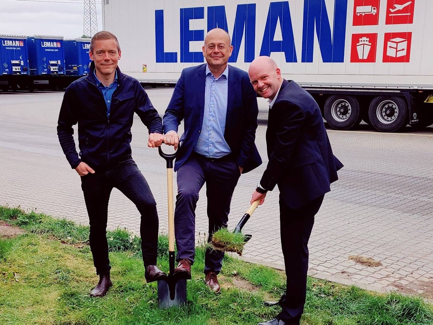 Jørn Peter Hansen, chef for logistik og distribution hos Leman (th.) sammen med Lemans danske chef Jesper Autzen (i midten) og Peter Flindt Boldreel fra entreprenøren Cj Group. | Foto: PR / Leman