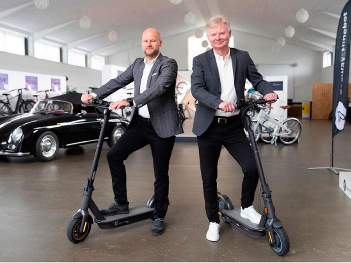 Adm. direktør Claus Tange og stifter Allan Witt med to af de elløbehjul, der som kategori har været særligt hårdt ramt på salget i det forgangne år. | Foto: Witt Hvidevarer/Pr