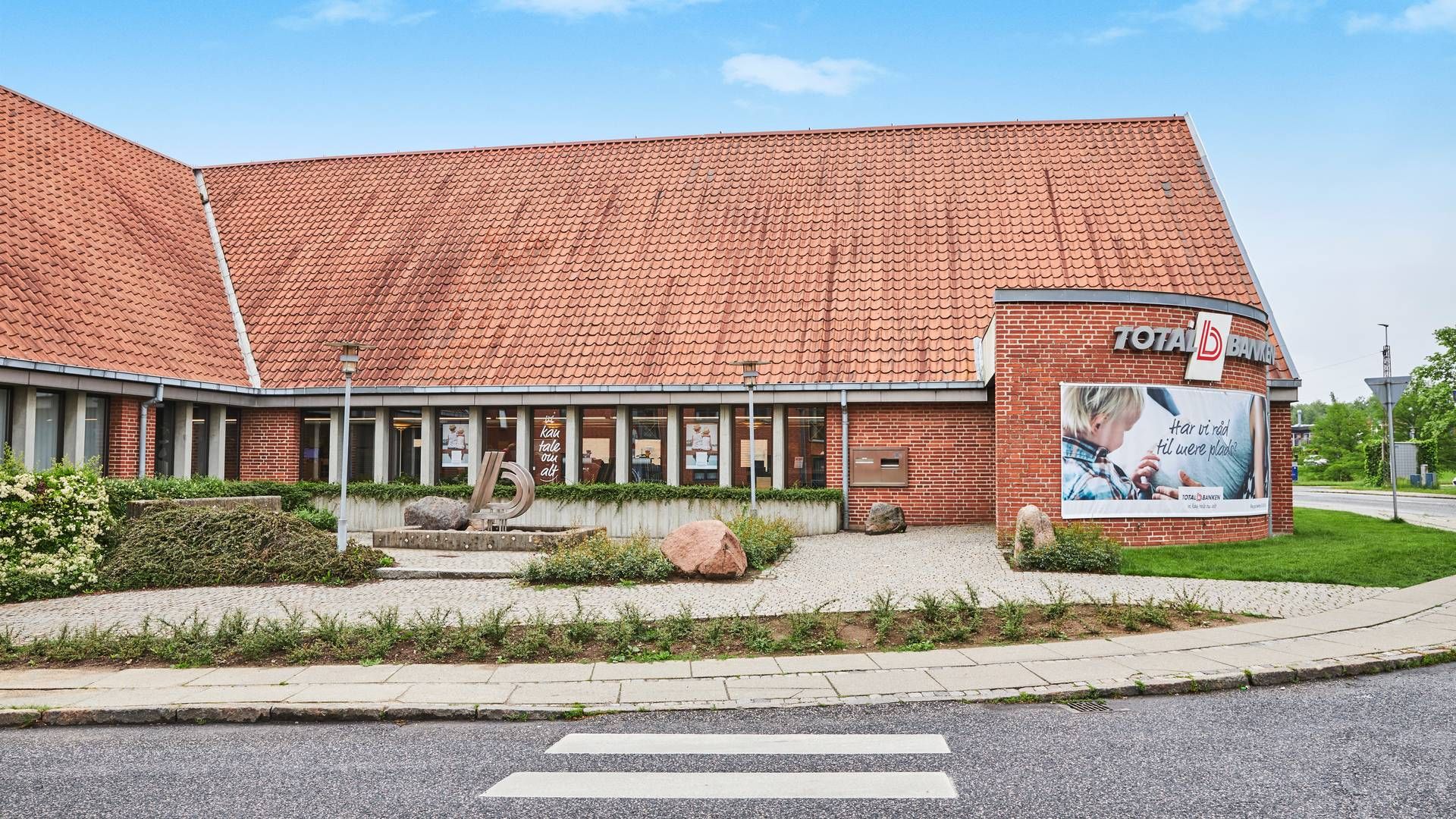 Totalbankens hovedsæde i Aarup, hvor man fremover bliver en del af Sparekassen Danmark med hjemsted i nordjyske Vrå og en position som en af landets ti største pengeinstitutter. | Foto: PR / Totalbanken