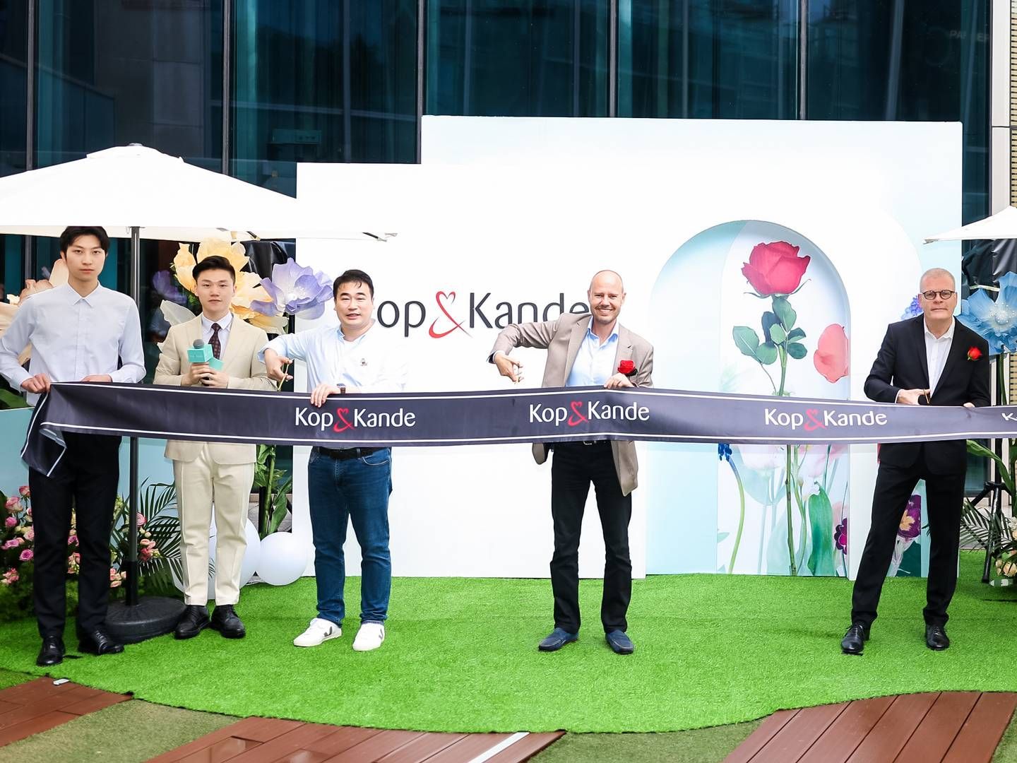 Klaus Anker Petersen (i midten) åbnede i november 2022 den første kinesiske Kop & Kande-butik i shoppingcentret Kerry Centre i Shanghai. Målet er ifølge frontfiguren at åbne butikker på tværs af hele Kina. | Foto: Lane House/pr