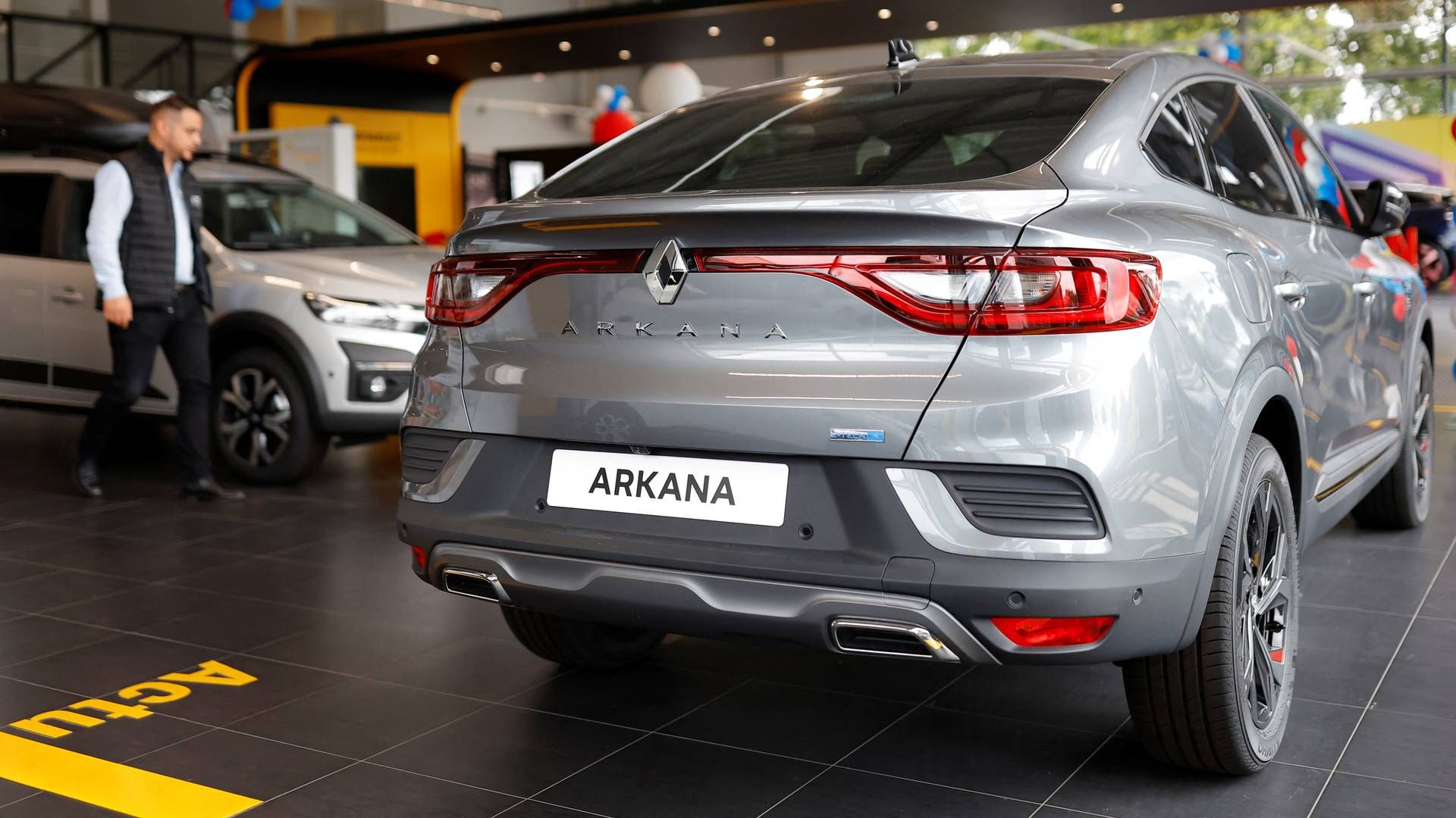 Der er plads til tre biler af modellen Arkana i en høj 40-fodscontainer, siger Renault.