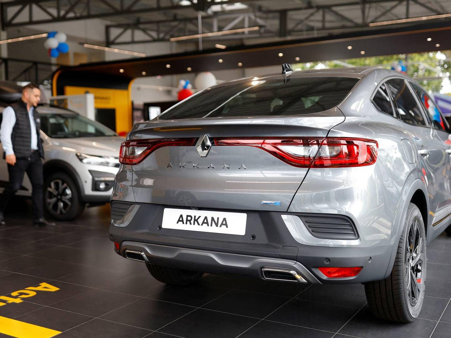 There is room for three cars of the Arkana model in a tall 40-foot container, says Renault.