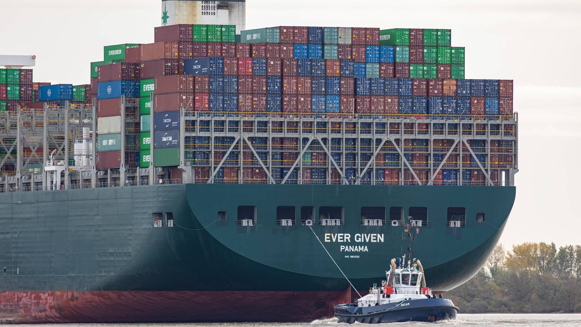 Det har før udfordret de globale forsyningskæder og skabt forsinkelser, at skibe er stødt på grund i Suezkanalen. Den med afstand mest opsigtsvækkende episode var, da skibet Ever Given satte sig på tværs i marts 2021. | Foto: Bodo Marks/AP/Ritzau Scanpix