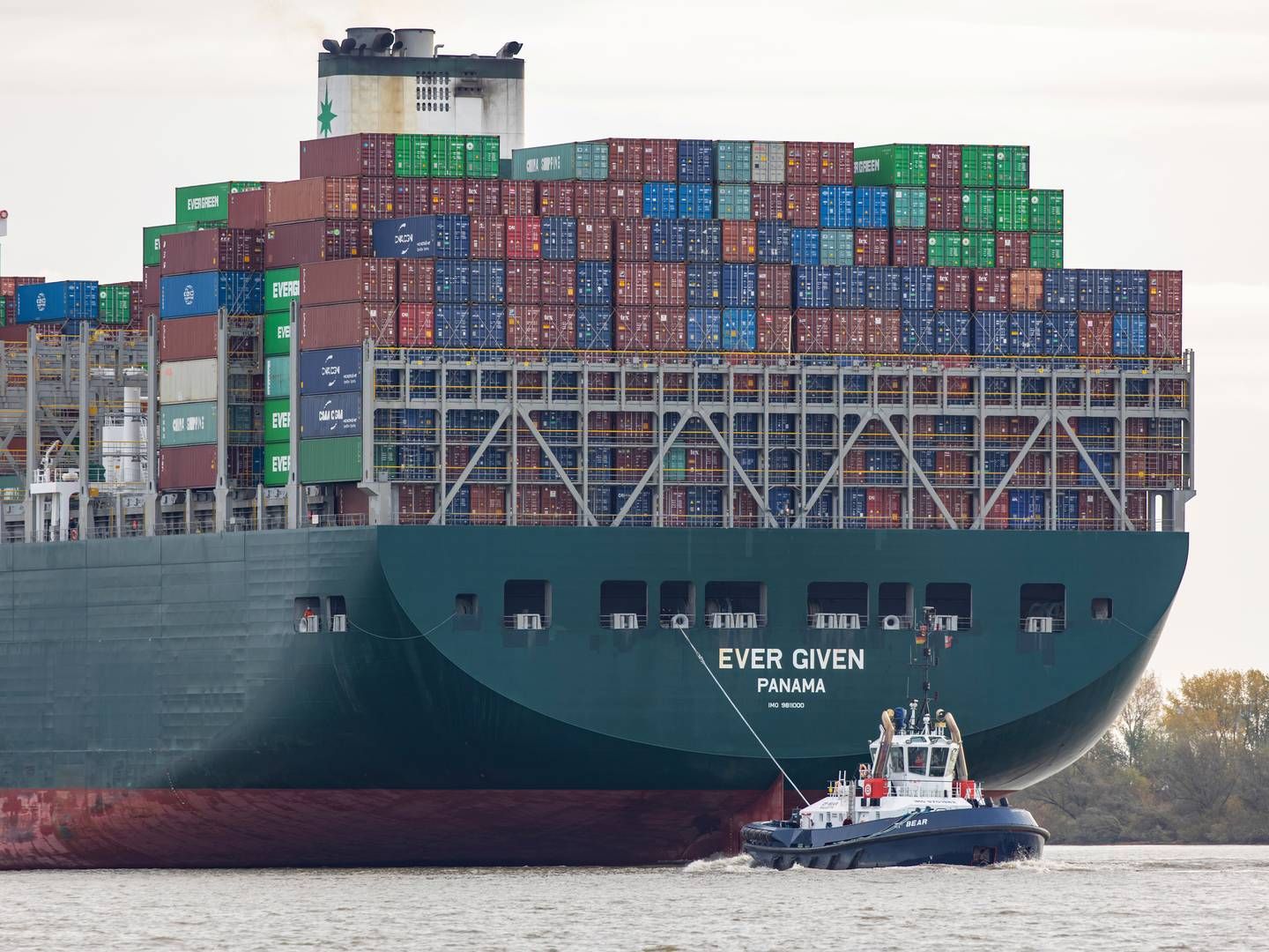 Det har før udfordret de globale forsyningskæder og skabt forsinkelser, at skibe er stødt på grund i Suezkanalen. Den med afstand mest opsigtsvækkende episode var, da skibet Ever Given satte sig på tværs i marts 2021. | Foto: Bodo Marks/AP/Ritzau Scanpix