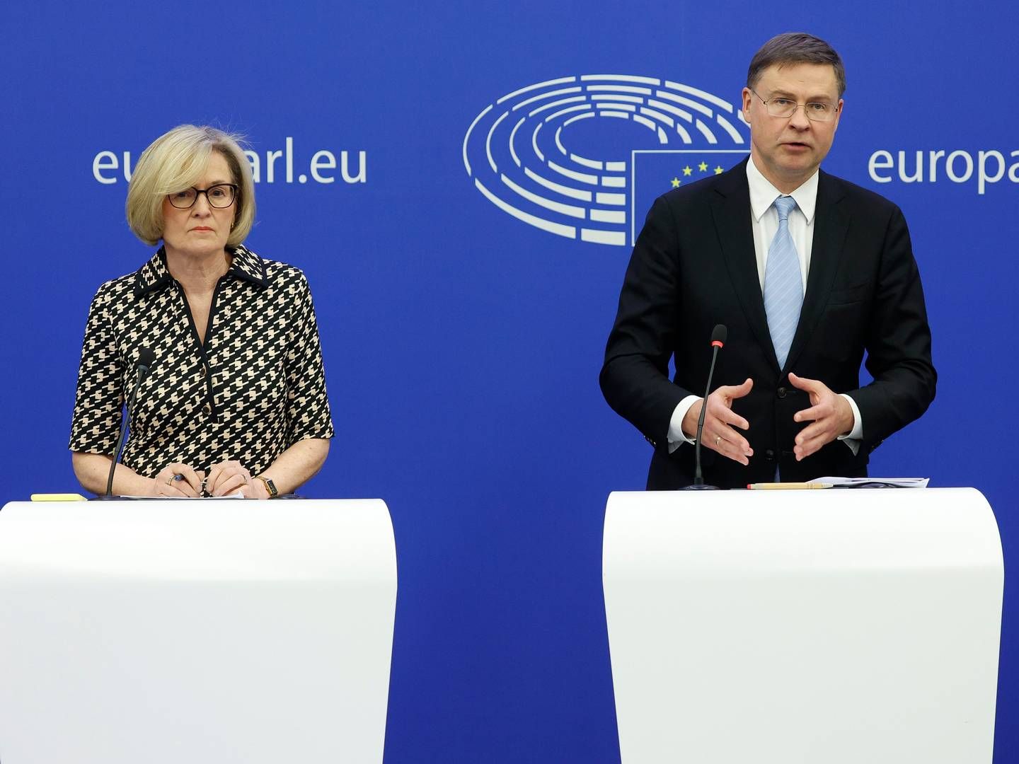 EU-Finanzkommissarin Maired McGuiness und EU-Kommissionsvize Valdis Dombrovskis | Photo: picture alliance / EPA | JULIEN WARNAND
