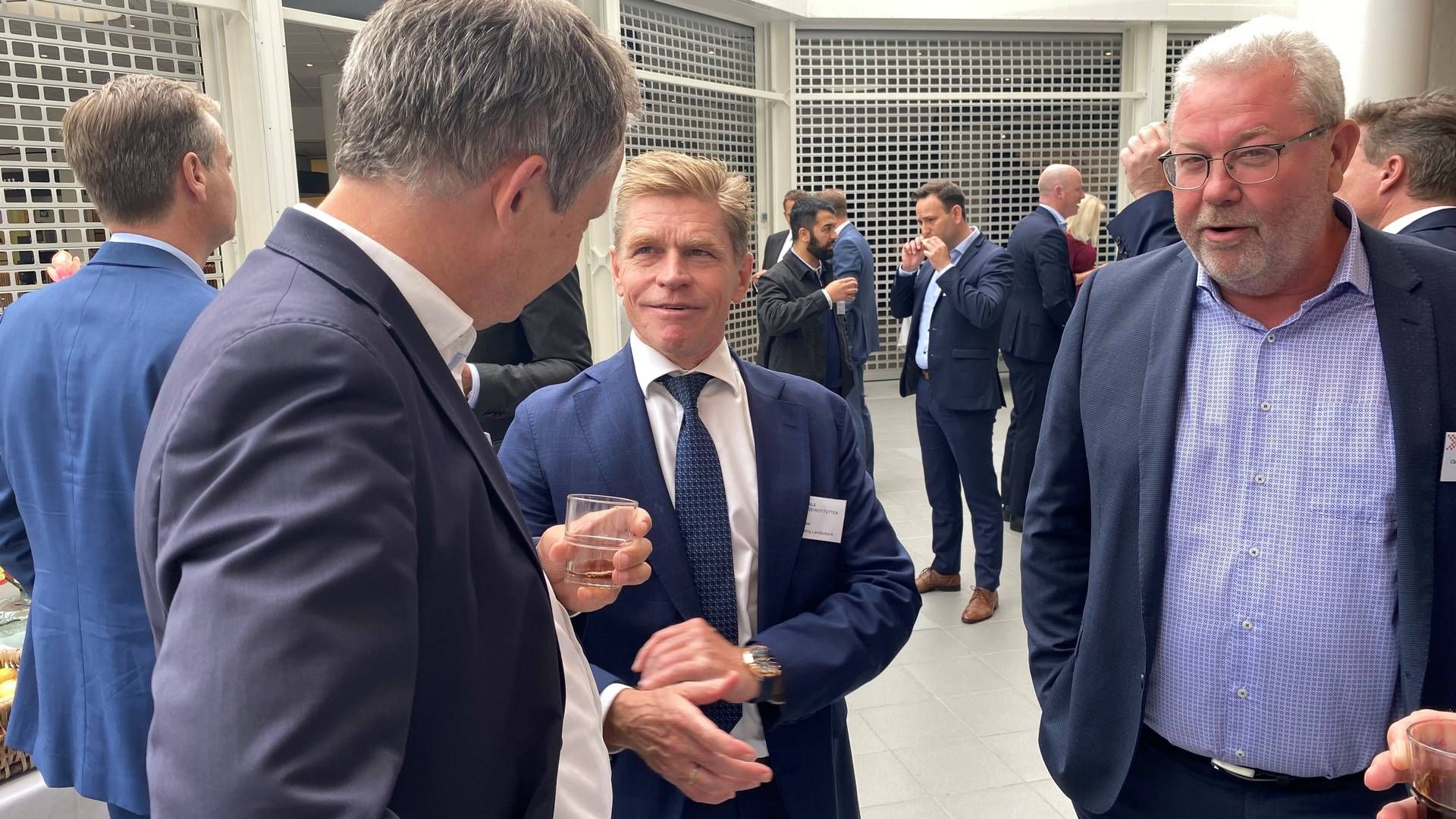 John Fisker (i midten) forventer, at banken kan holde sit indtjeningsniveau næste år, selv om der ventes et højere niveau af tab på udlån. | Foto: Malte Oxvig