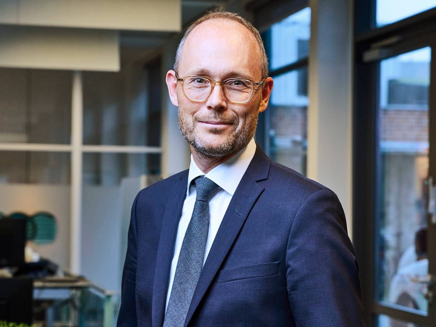 Henning Dam er adm. direktør i Fynske Bank, der er en af de banker, der har kurs mod et rekordår. Sidste år fik banken et resultat før skat på 35,9 mio. kr., og i år lyder forventningen på 140-165 mio. kr. | Foto: Fynske Bank / PR