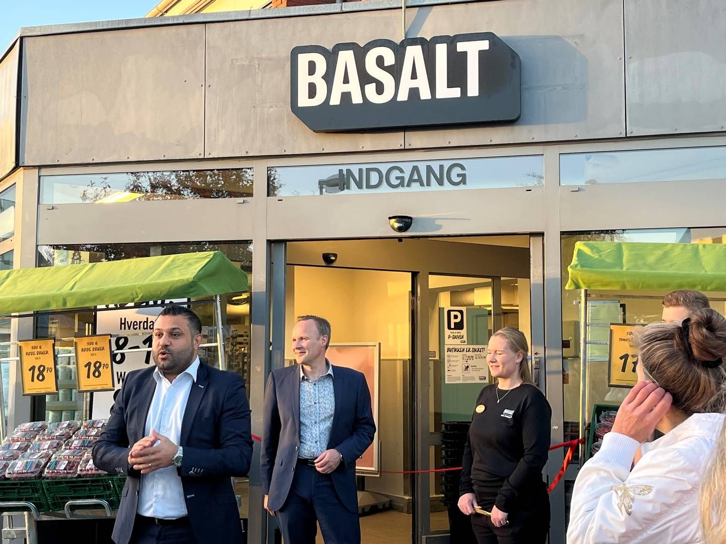 Den første Basalt blev åbnet i Kastrup i oktober - bare seks uger efter idéen var født. Ved åbnigen var bl.a. Netto-topchef Braw Bakir (tv) til stede. | Foto: Stine Skriver