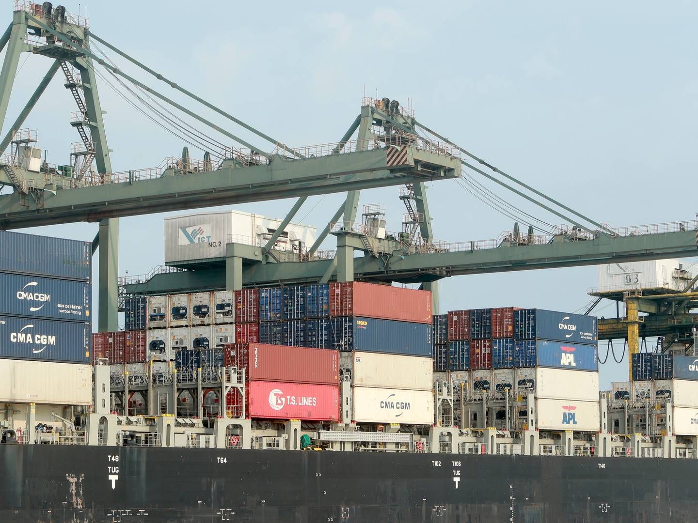 Containere bliver lastet i havnen i Ho Chi Minh City, Vietnam.