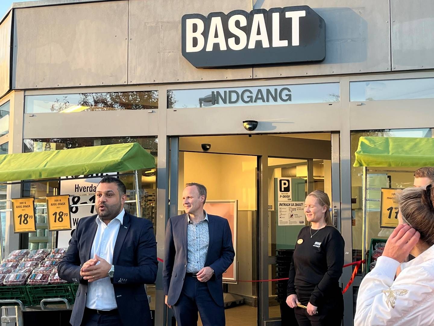 Nettos topchef Braw Bakir (tv) til åbningen af den første Basalt-butik i oktober - syv måneder efter lukker kæden ned. | Foto: Stine Skriver