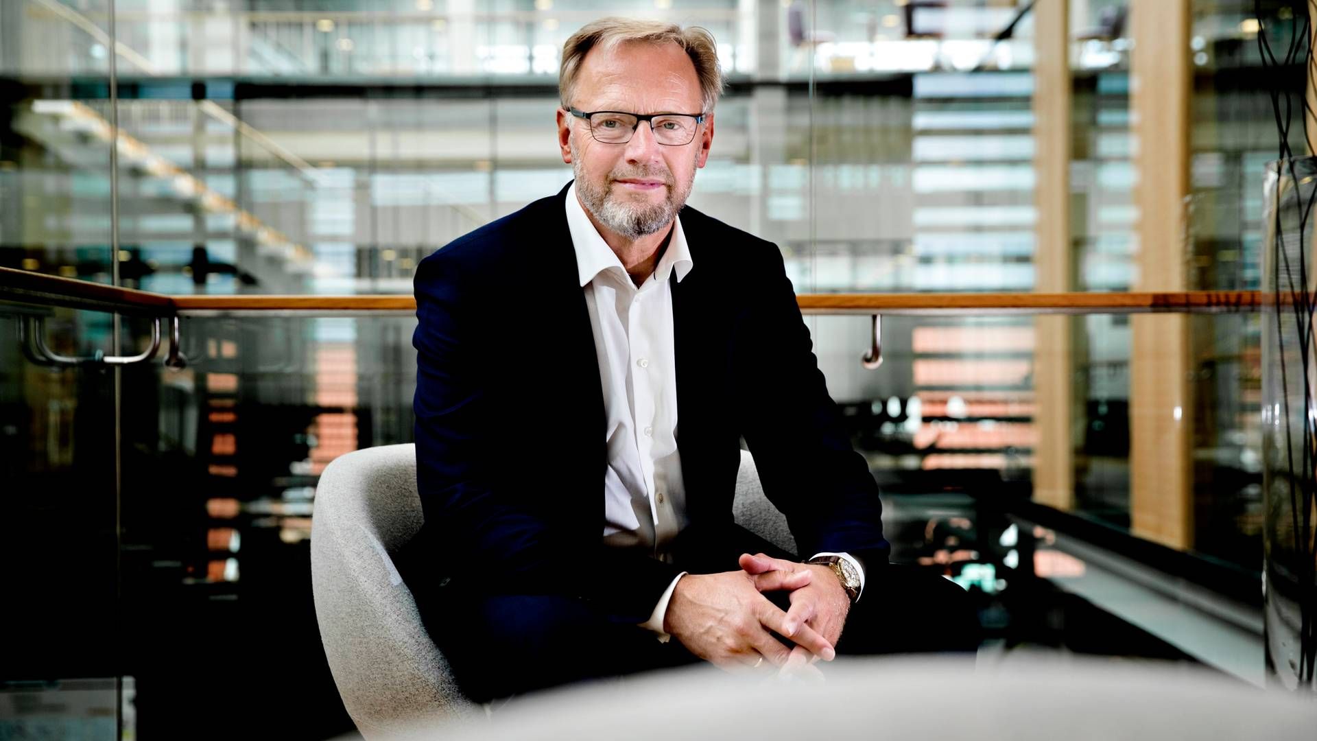 Jyske Banks adm. direktør Anders Dams simple pressestrategi klarer ikke mødet med virkeligheden, mener Berlingskes nyhedschef. | Foto: Jyske Bank/pr