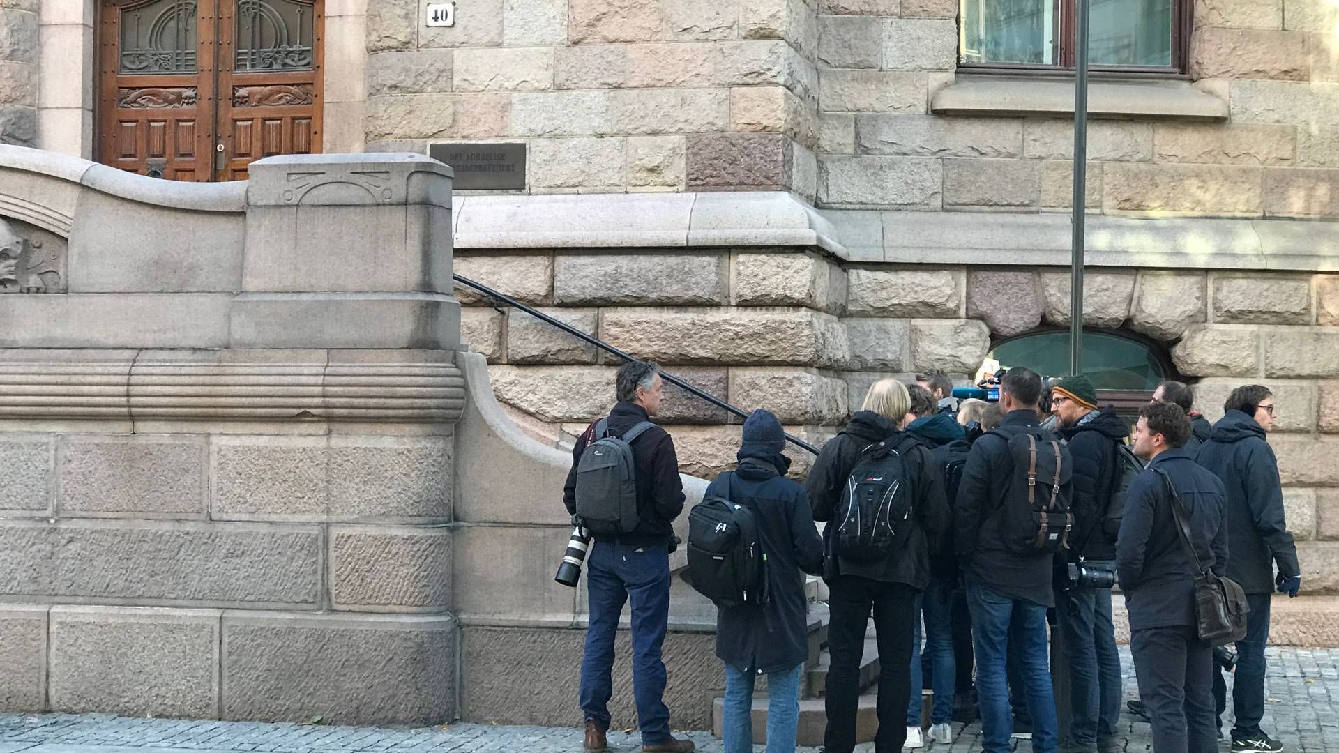 ARKIVFOTO: Journalister venter utenfor Finansdepartementet i forbindelse med fremleggelse av statsbudsjettet. | Foto: Anders Lie Brenna
