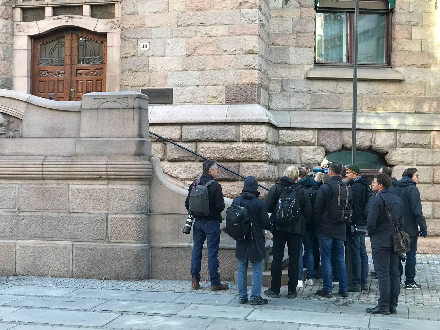ARKIVFOTO: Journalister venter utenfor Finansdepartementet i forbindelse med fremleggelse av statsbudsjettet. | Foto: Anders Lie Brenna