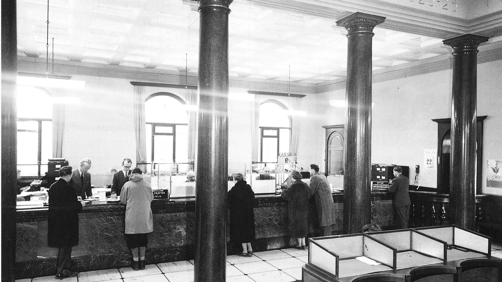Slik så det ut når trondhjemmerne gikk i banken for å ta ut penger i 1956. | Foto: Sparebank 1 SMN
