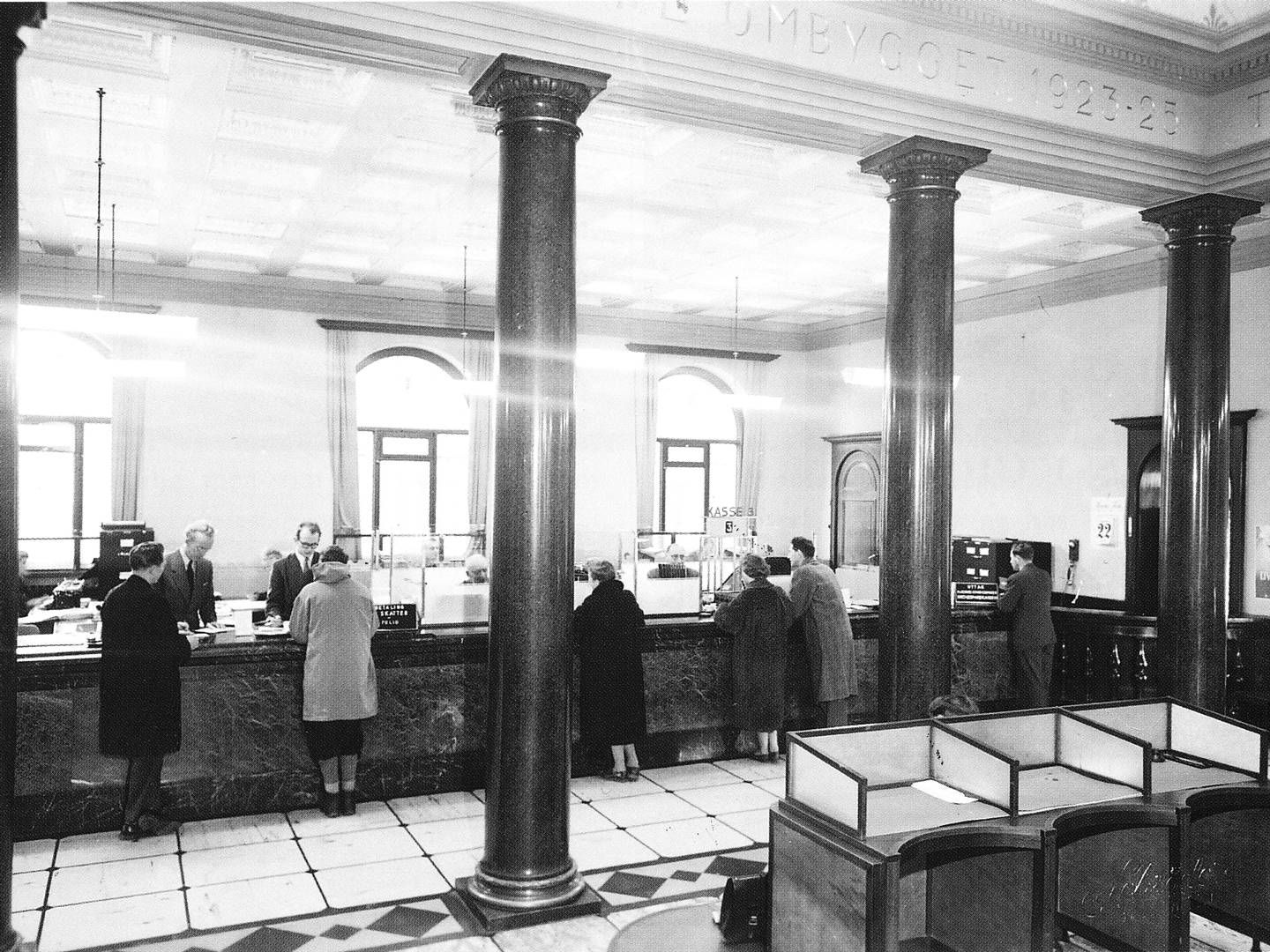 Slik så det ut når trondhjemmerne gikk i banken for å ta ut penger i 1956. | Photo: Sparebank 1 SMN