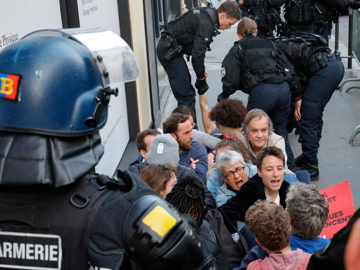 Fredag var der både oprør inden- og udenfor dørene i forbindelse med energikæmpen Total Energies generalforsamling. På gaden udløste det tåregas og peberspray. | Foto: Geoffroy van der Hasselt
