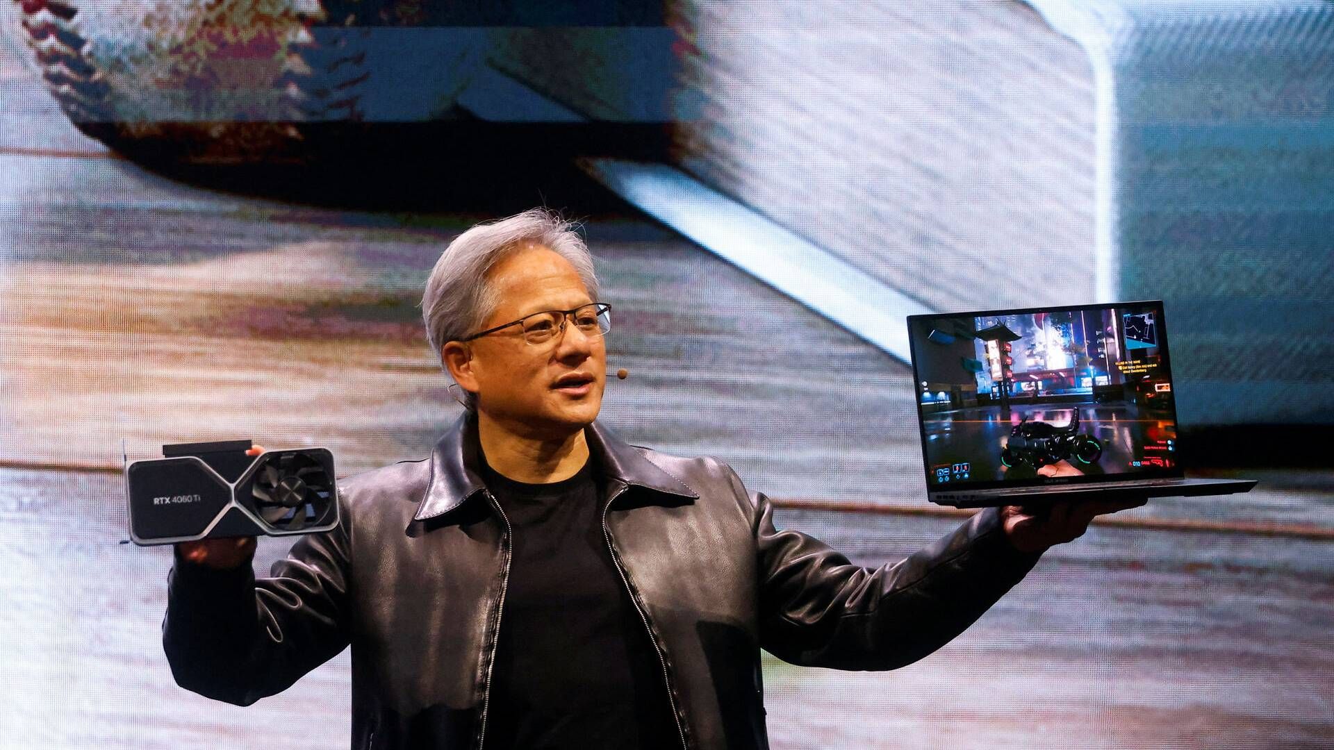 Jensen Huang var med til at stifte Nvidia i 1993 og har været selskabets topchef siden da. Her præsenterer han et af de produkter, som har gjort Nvidia til et af verdens mest værdifulde selskaber - en computerchip til kunstig intelligens. | Foto: Ann Wang/reuters/ritzau Scanpix