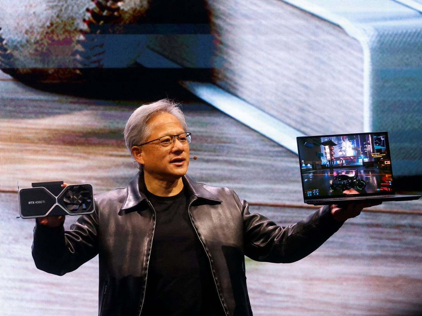 Jensen Huang var med til at stifte Nvidia i 1993 og har været selskabets topchef siden da. Her præsenterer han et af de produkter, som har gjort Nvidia til et af verdens mest værdifulde selskaber - en computerchip til kunstig intelligens. | Foto: Ann Wang/reuters/ritzau Scanpix
