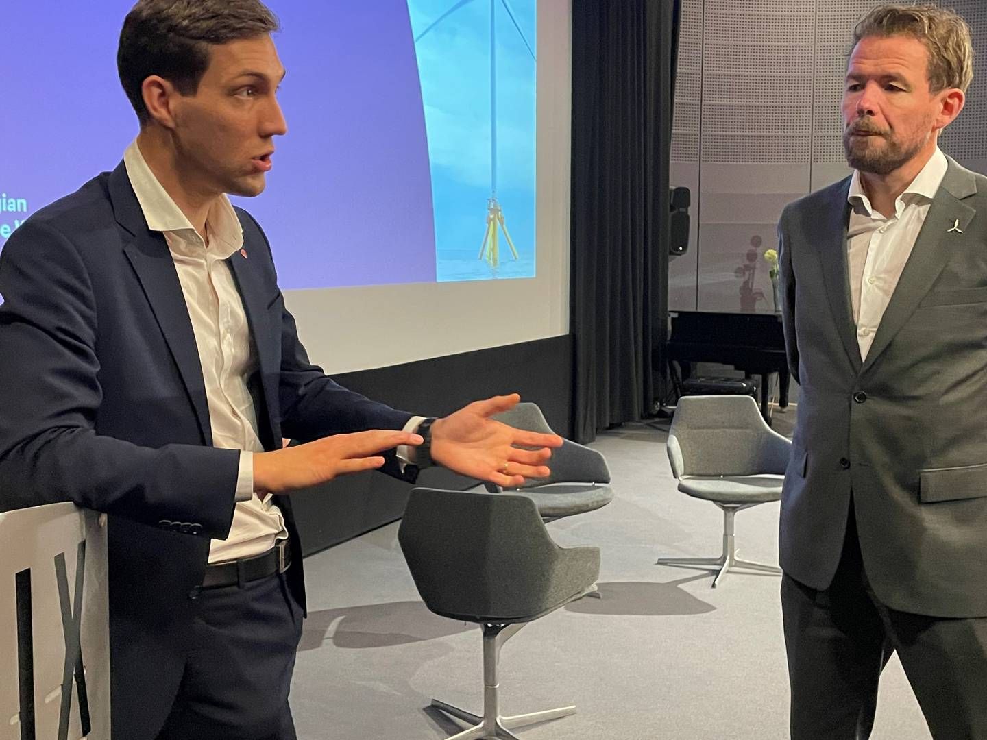 LYTTER: Deep Wind Offshore-sjef Knut Vassbotn (t.h.) ser nå økte kostnader i leverandørkjeden. Her lytter han til statssekretær i Olje- og energidepartementet, Andreas Bjelland Eriksen (Ap). | Photo: Harald Amdal