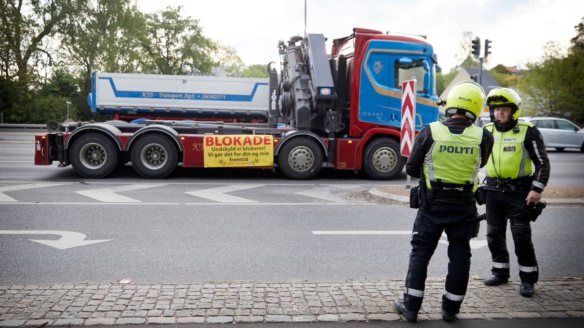 Politiet uddelte i forbindelse med lastbilblokaden bøder til chauffører på 2500 kr., hvis de standsede eller generede trafikken. | Foto: Jens Dresling/Ritzau Scanpix