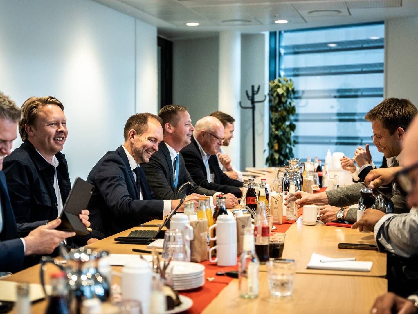 Billede fra da skatteminister Jeppe Bruus (S) (fjerde fra højre) og transportminister Thomas Danielsen (V) (tredje fra højre) mødtes med branchen for at diskutere afgiften tidligere på måneden. | Foto: Emil Nicolai Helms