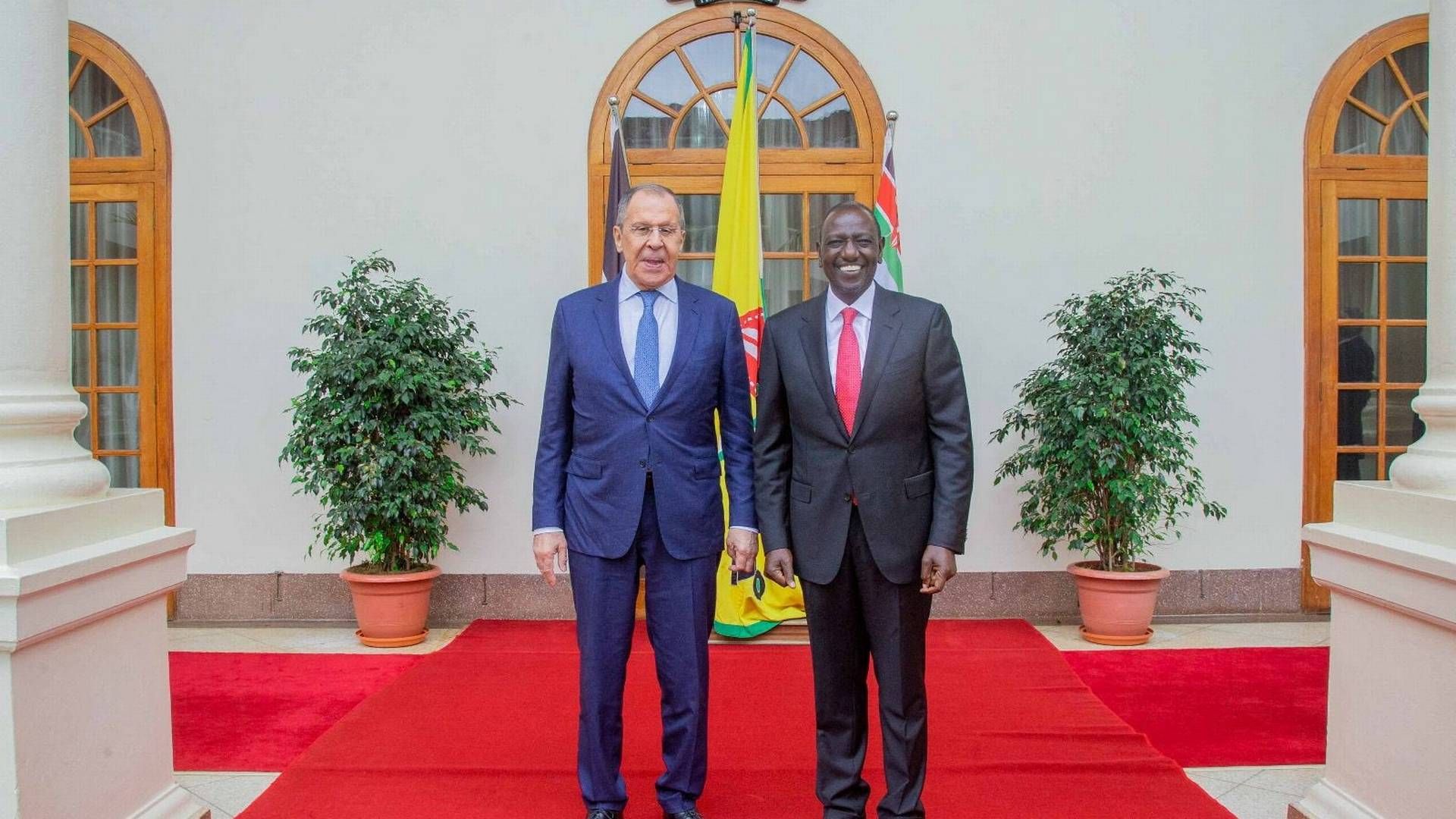 Sergei Lavrov (tv) befinder sig for tiden i Kenya på officielt besøg på vegne af Rusland. Her ses han med den kenyanske præsident William Ruto. | Foto: Presidential Press Service