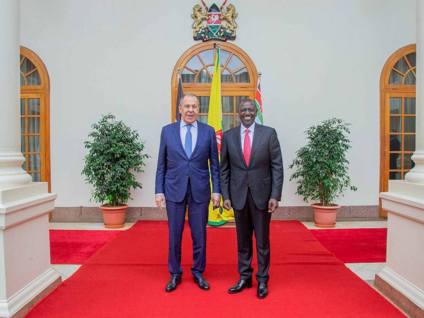 Sergei Lavrov (tv) befinder sig for tiden i Kenya på officielt besøg på vegne af Rusland. Her ses han med den kenyanske præsident William Ruto. | Photo: Presidential Press Service