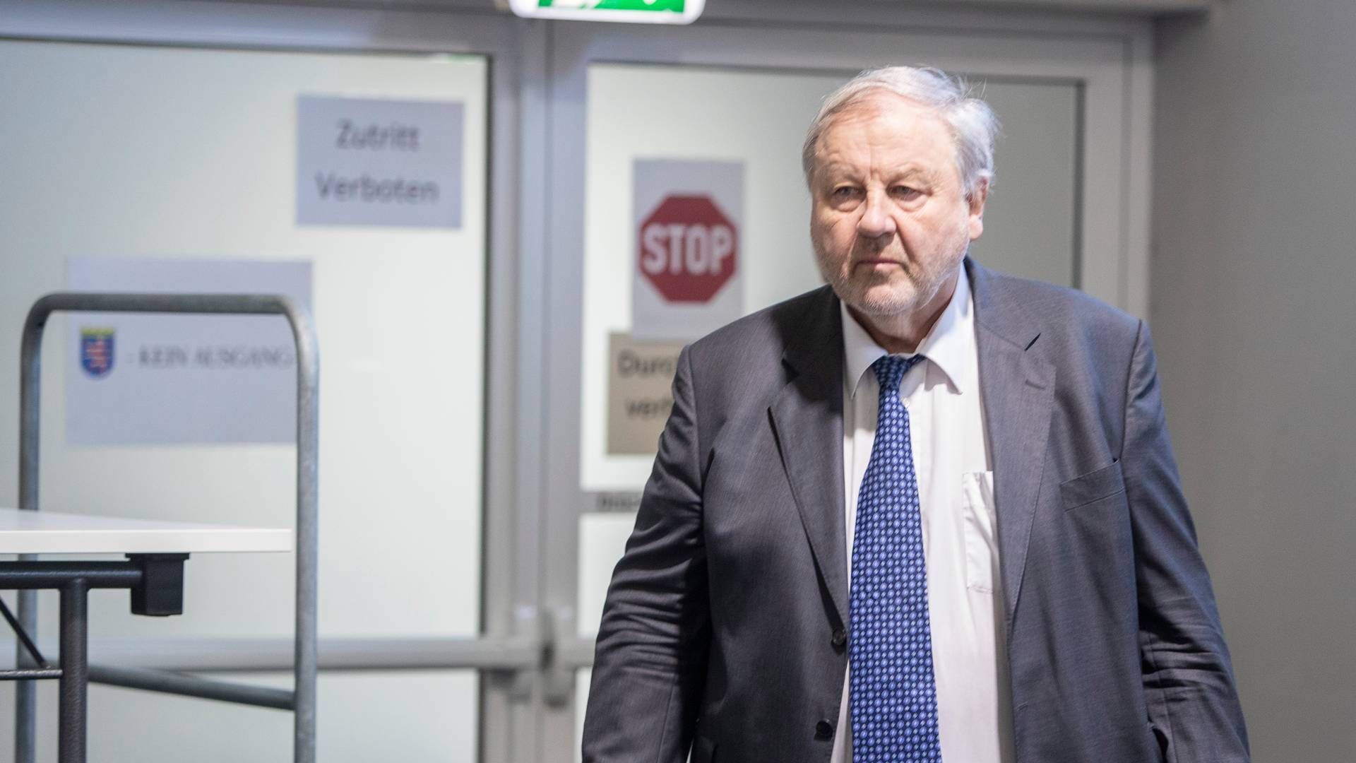 Hanno Berger betritt den provisorischen Gerichtssaal in Wiesbaden zur Verkündung des Urteils. | Foto: picture alliance/dpa/dpa-pool | Helmut Fricke
