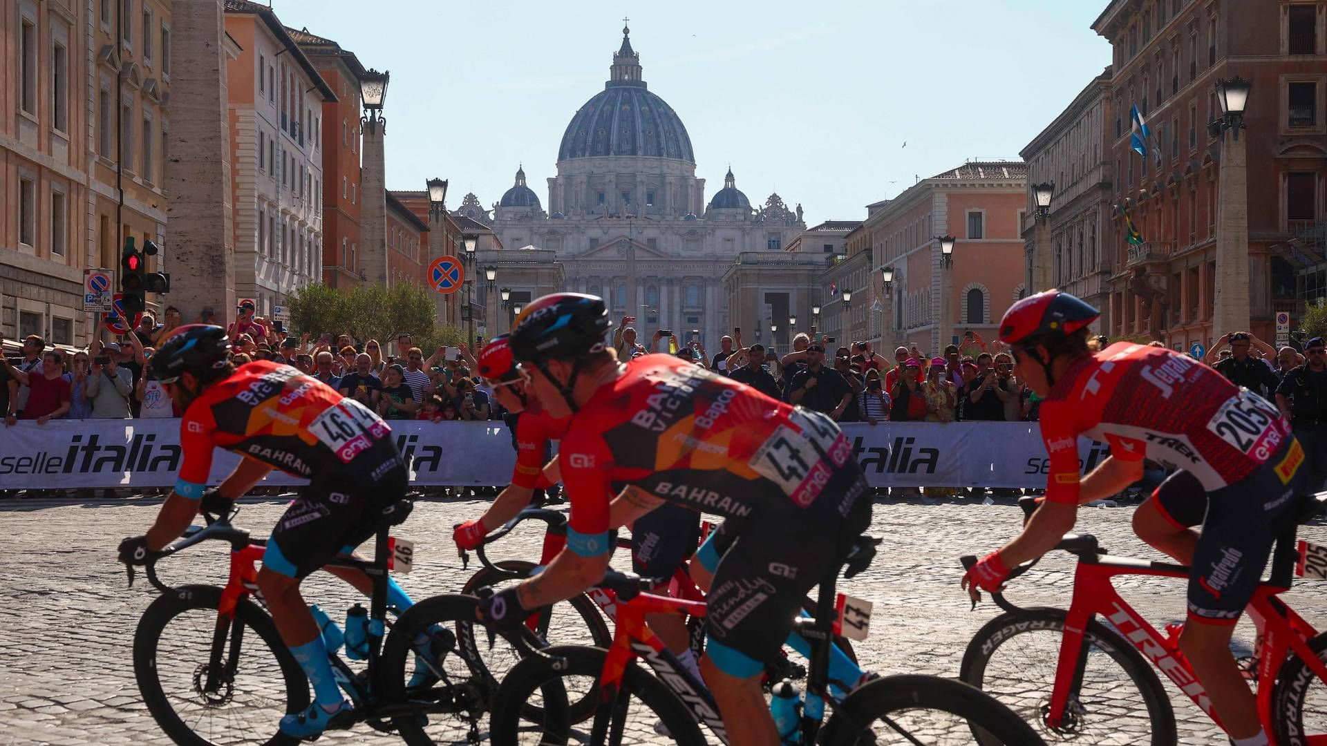 Amerikanske Trek Bicycle Corporation ejer cykelholdet, som Lidl nu bliver hovedsponsor for. Her kører holdet forbi Peterskirken i Rom under Giro d'Italia. | Foto: Luca Bettini