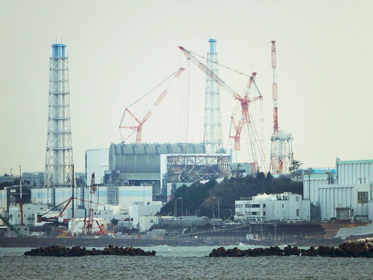 Et kjernekrafttilsyn har bedt operatøren av Japans ødelagte Fukushima kjernekraftverk om å vurdere potensielle risikoer ved skader som er funnet i en viktig støttestruktur inne i den hardest rammede av de tre smeltede reaktorene. | Foto: AP/Hiro Komae