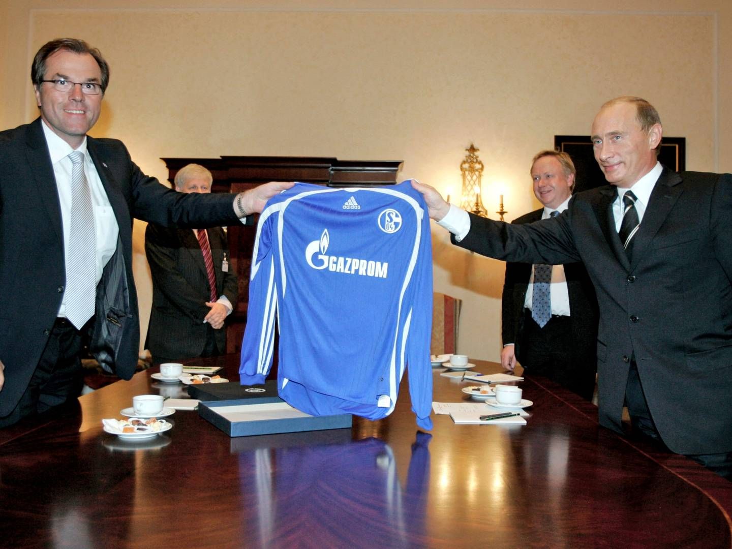 Clemens Tönnies (tv) fik under sit formandskab for fodboldklubben Schalke 04 russiske Gazprom som prominent sponsor for klubben. Sponsoratet blev droppet fire dage efter Ruslands invasion af Ukraine. Arkivfoto. | Foto: Itar Tass