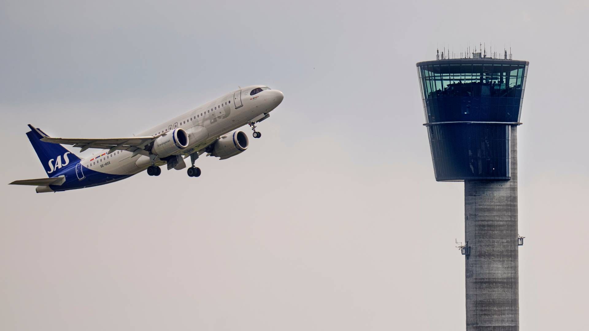 ”Jeg bliver vred, fordi det går ud over vores elever. Det er så urimeligt, at de bliver taget som gidsler i den her konflikt,” siger Jens Kristian Frost, adm. direktør for Center Air Pilot Academy, der er Skandinaviens største pilotuddannelse. | Foto: Liselotte Sabroe/Ritzau Scanpix