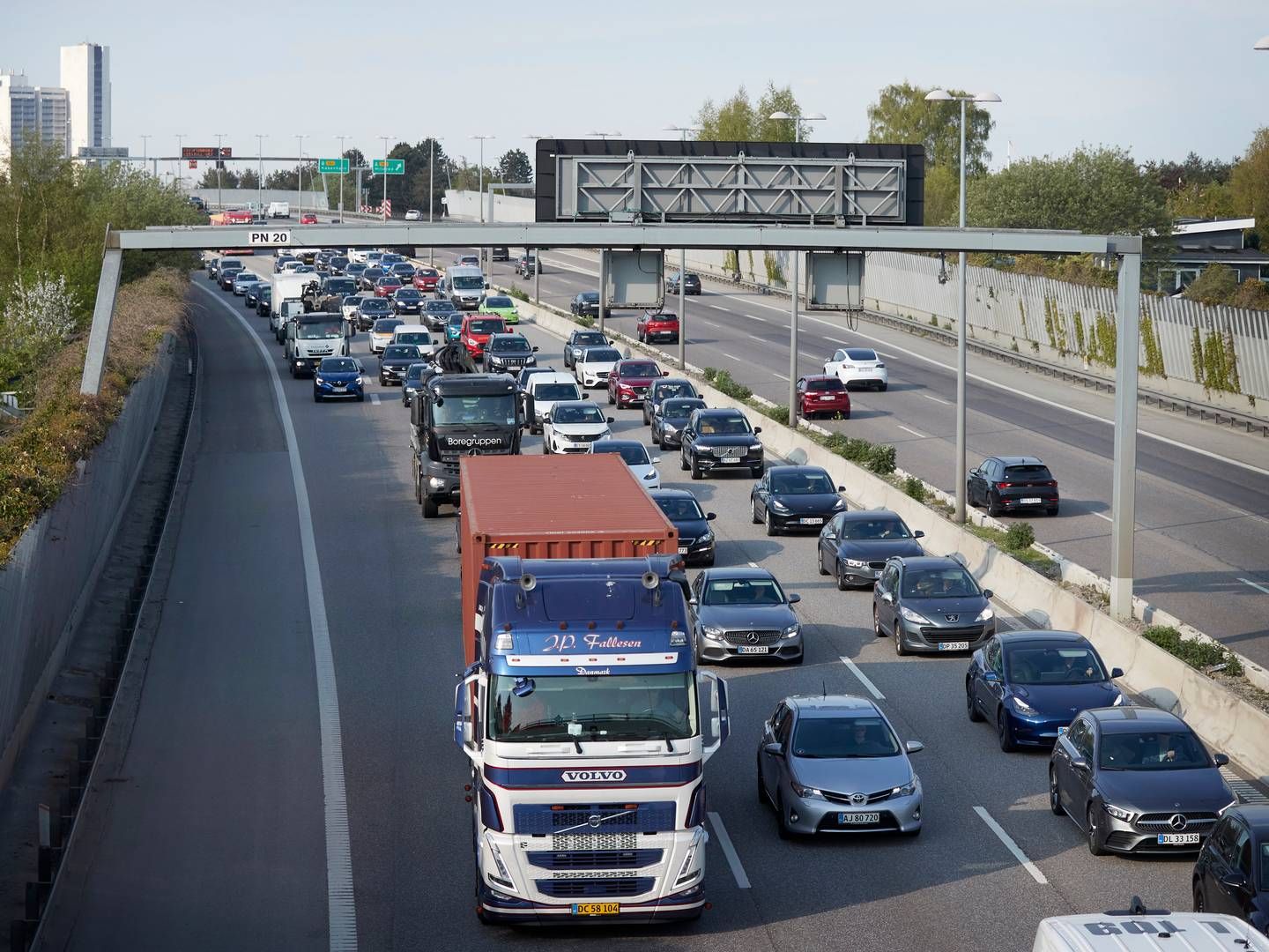Fra 2025 skal vognmændene betale en afgift, der frem mod 2030 vil stige til gennemsnitligt 1,3 kr. pr. kørt km i en benzin- eller diesellastbil. | Foto: Jens Dresling/Ritzau Scanpix