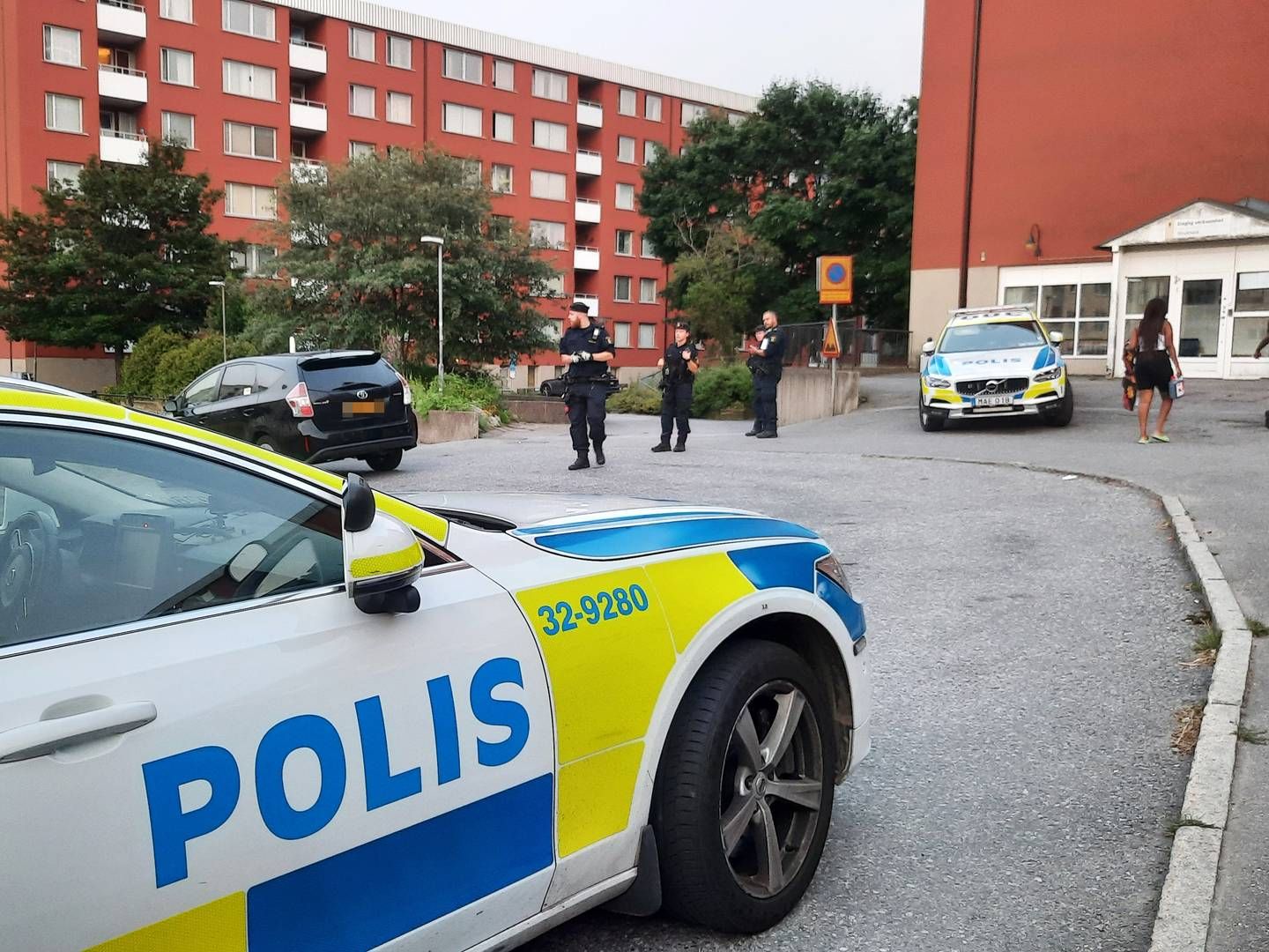 To barn såret i skyteepisode i Flemingsberg sør for Stockholm i juli 2021. Det er ikke kjent om det var sammenheng mellom denne skytingen og svindel. | Foto: Johan Jeppsson/TT / NTB