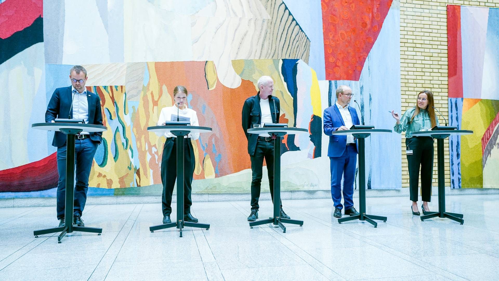 HAVVIND-ENIGHET: Kjell Ingolf Ropstad (Krf), Une Bastholm (MDG), Lars Haltbrekken (SV), Ketil Kjenseth (V) og Marianne Sivertsen Næss (Ap) holdt pressekonferanse fredag. | Foto: Lise Åserud / NTB