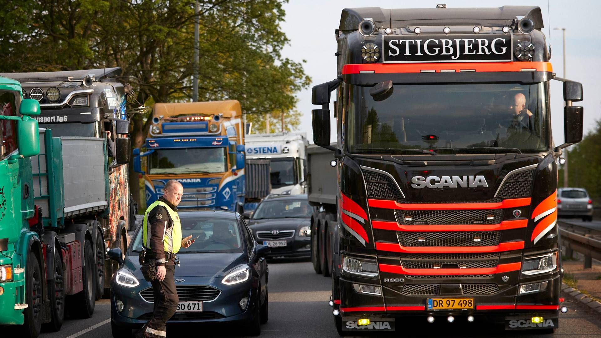 Adskillige steder i landet har lastbilchauffører demonstreret mod vejafgifter ved at blokere veje. Her ved Hillerødmotorvejen/Pilesvinget i Brønshøj. | Foto: Jens Dresling/Ritzau Scanpix