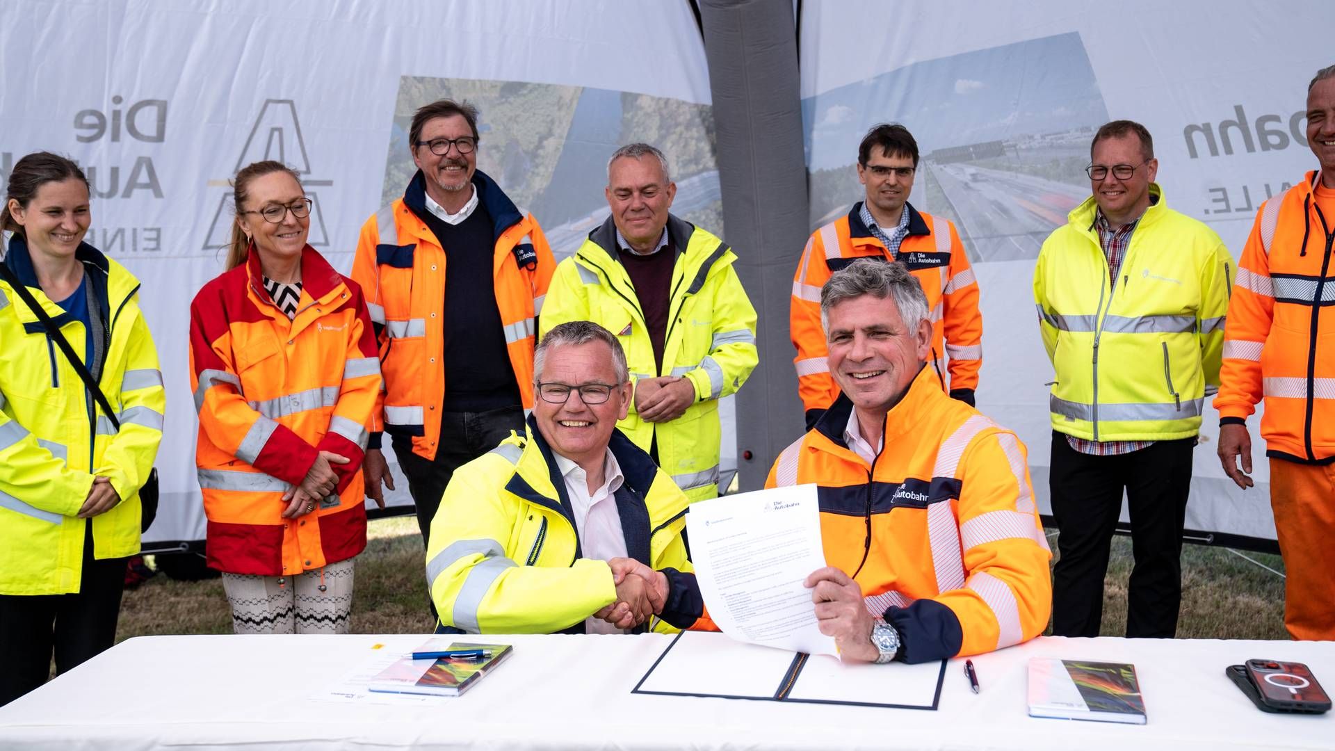 Vejdirektoratets direktør, Jens Holmboe (tv), og Die Autobahn GmbH Des Bundes’ direktør, Stephan Krenz (th), med den underskrevne samarbejdsaftale. | Foto: Pr / Vejdirektoratet
