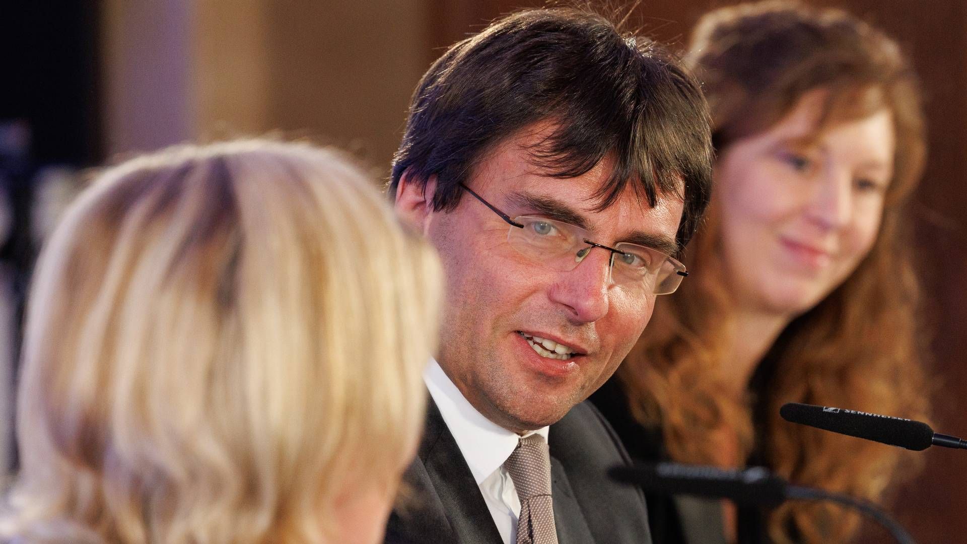 Nordrhein-Westfalens Finanzminister Marcus Optendrenk. Links von ihm die rheinland-pfälzische Finanzministerin. | Foto: picture alliance/dpa | Friso Gentsch