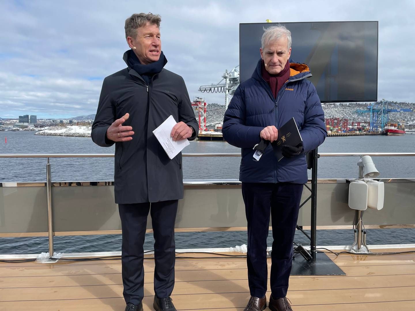 HISTORISK DAG: Olje- og energiminister Terje Aasland (Ap) og statsminister Jonas Gahr Støre (Ap) har mål om 3 GW havvind innen 2030. Her lyser de ut de to første havvind-områdene på norsk sokkel. | Foto: Harald Amdal