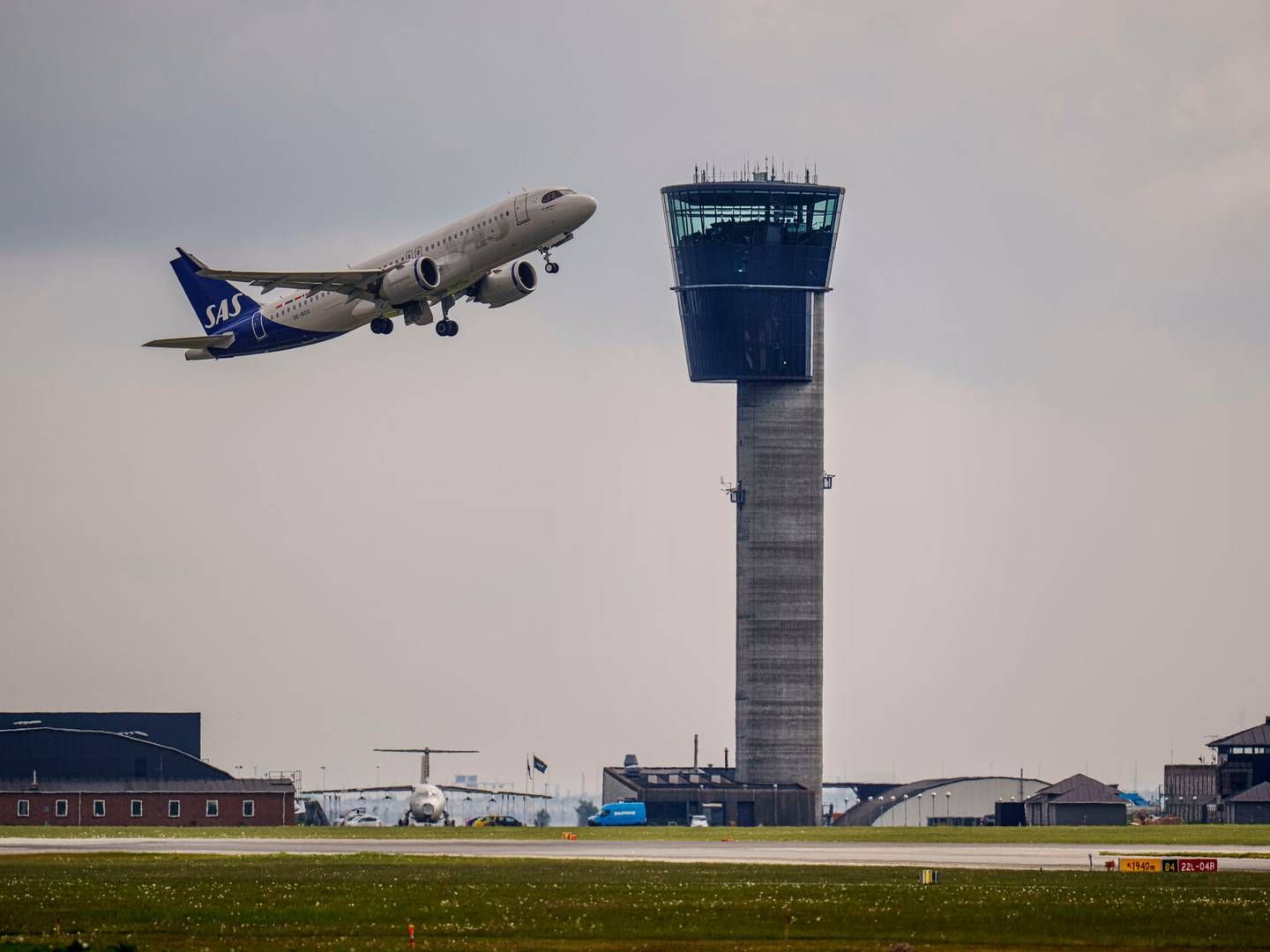 Ifølge Naviair, der står for landets flyveledere, vil kapaciteten i Københavns Lufthavn være tilbage på normalen fra den 7. juli, hvor lufthavnen er færdig med at renovere den ene af lufthavnens to hovedbaner. Lufthavnen ser dog fortsat ustabil drift hos Naviair. | Foto: Liselotte Sabroe/Ritzau Scanpix