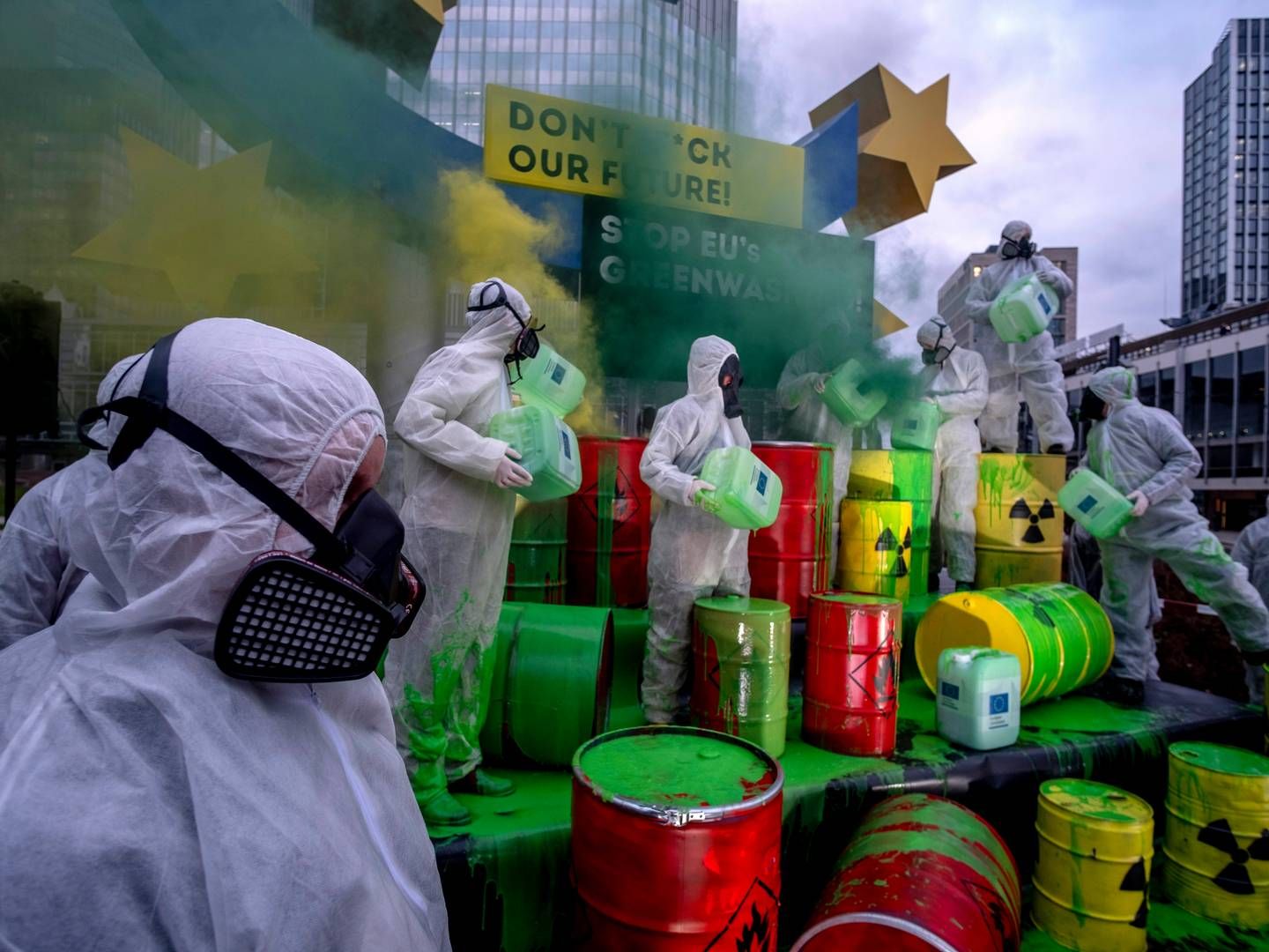 Illustrasjonsbilde. Aktivister fra blant annet Greenpeace demonstrerer mot grønnvasking av kjernekraft i Frankfurt i januar 2022. | Foto: NTB/AP Photo/Michael Probst