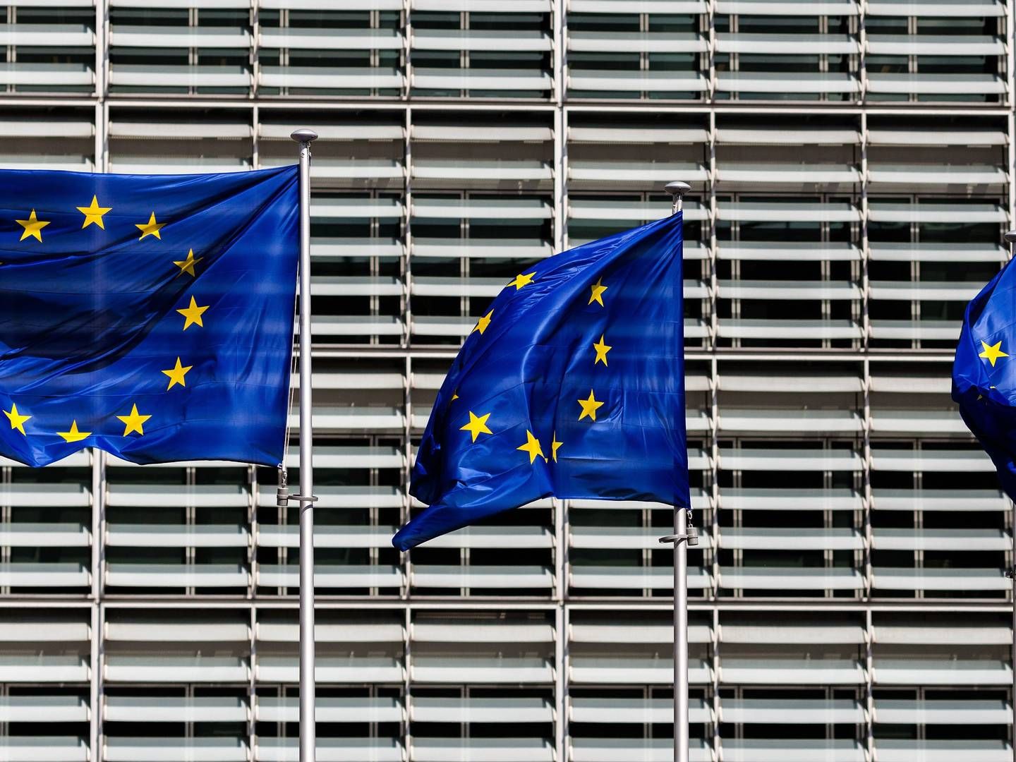 Fahnen vor dem Gebäude der Europäischen Kommission in Brüssel. | Foto: picture alliance / pressefoto_korb | Micha Korb
