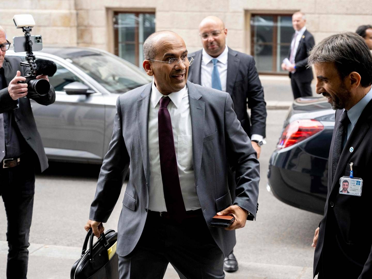 Manaf Abdulaziz Al Hajeri, Kuwaits finansminister og statsminister for økonomiske og investeringsforhold på vej til OPEC-ministermøde i Wien den 4. juni, hvor det blev aftalt at skære i olieproduktionen. | Foto: (Foto: JOE KLAMAR / AFP)