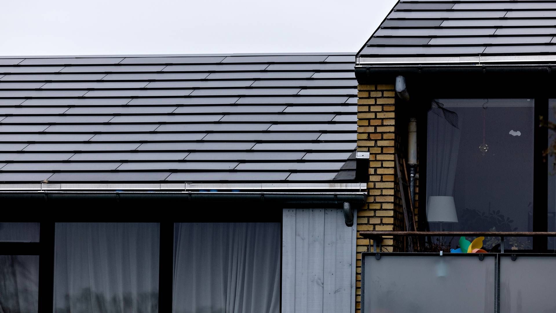 Problemerne i forhold til at etablere solceller på bygningers tage er velkendte og har ikke brug for mere ventetid, lyder det fra politikere, kommuner og industri. | Foto: Jacob Ehrbahn
