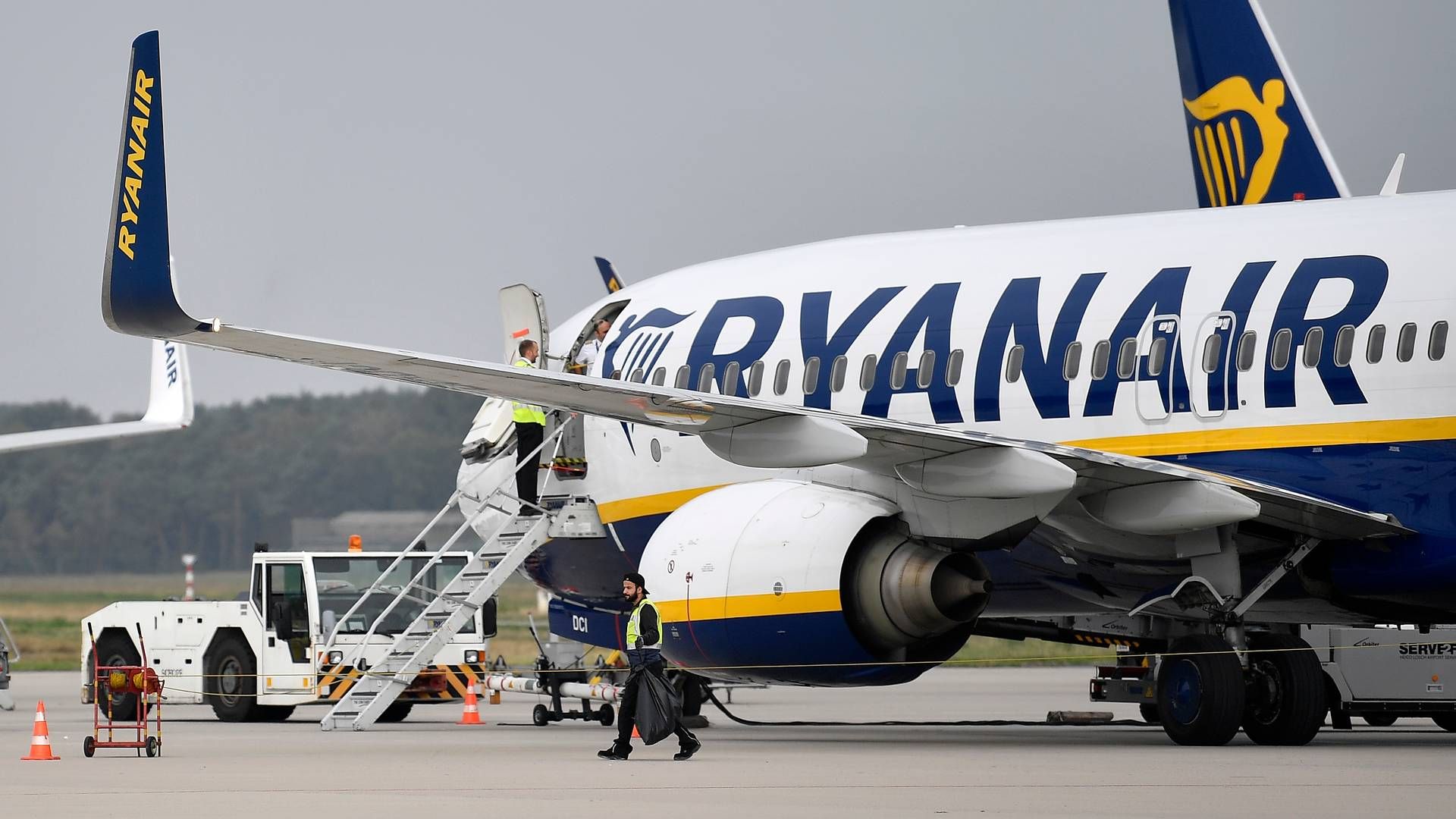 Ryanairs topchef kritiserer, at fly der blot passerer gennem det franske luftrum ikke prioriteres først, når fly aflyses grundet flyvelederstrejke. | Foto: Martin Meissner/AP/Ritzau Scanpix