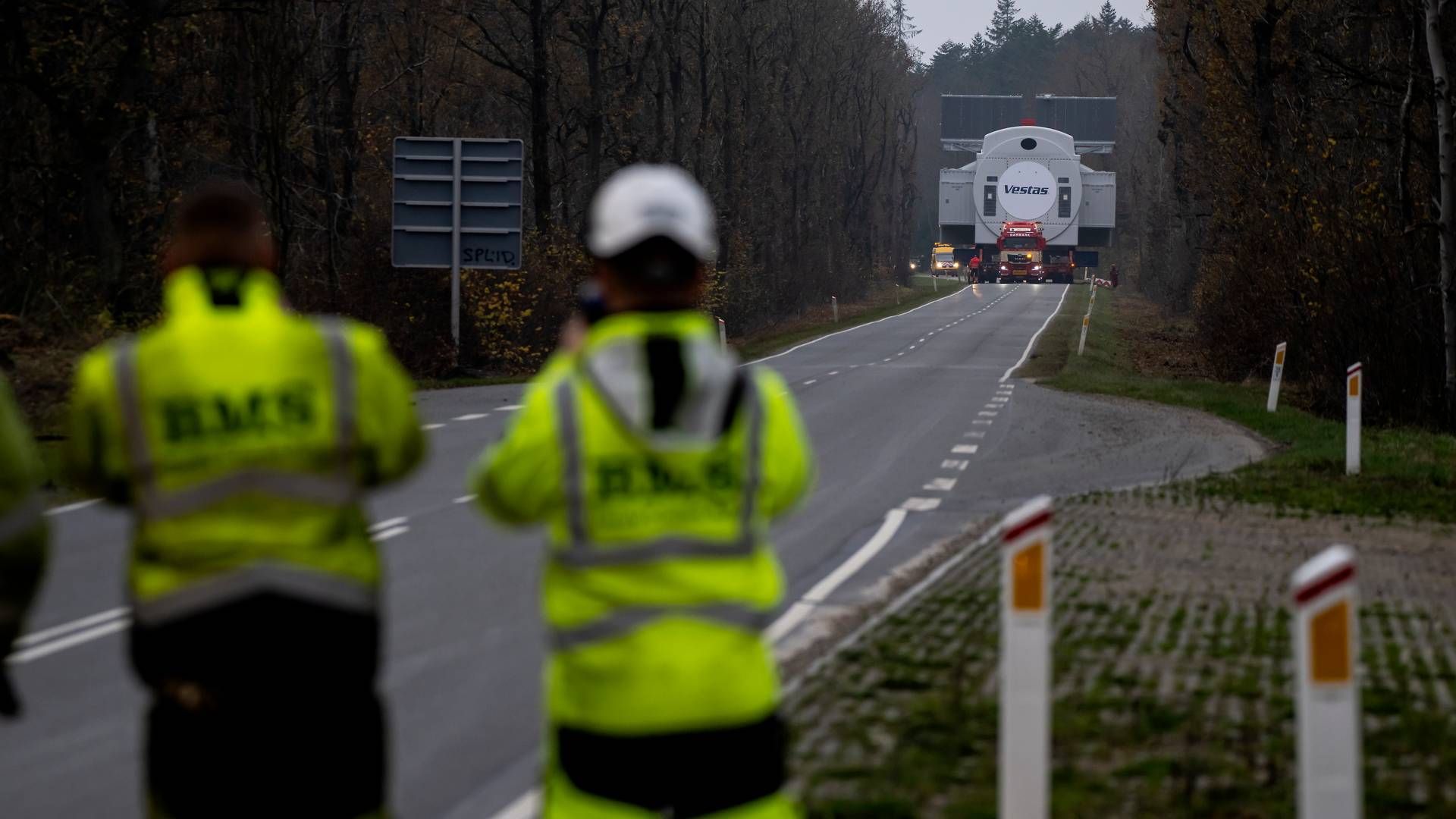 Transport af tunge og store dele til havvindmøller er ved at blive for meget for de beboere i Esbjerg, der ligger på ruten til Esbjerg Havn. Dette er dog et arkivfoto af verdens største vindmølle transport, der i november sidste år kørte fra Hanstholm havn til testcenter Østerild. | Foto: René Schütze