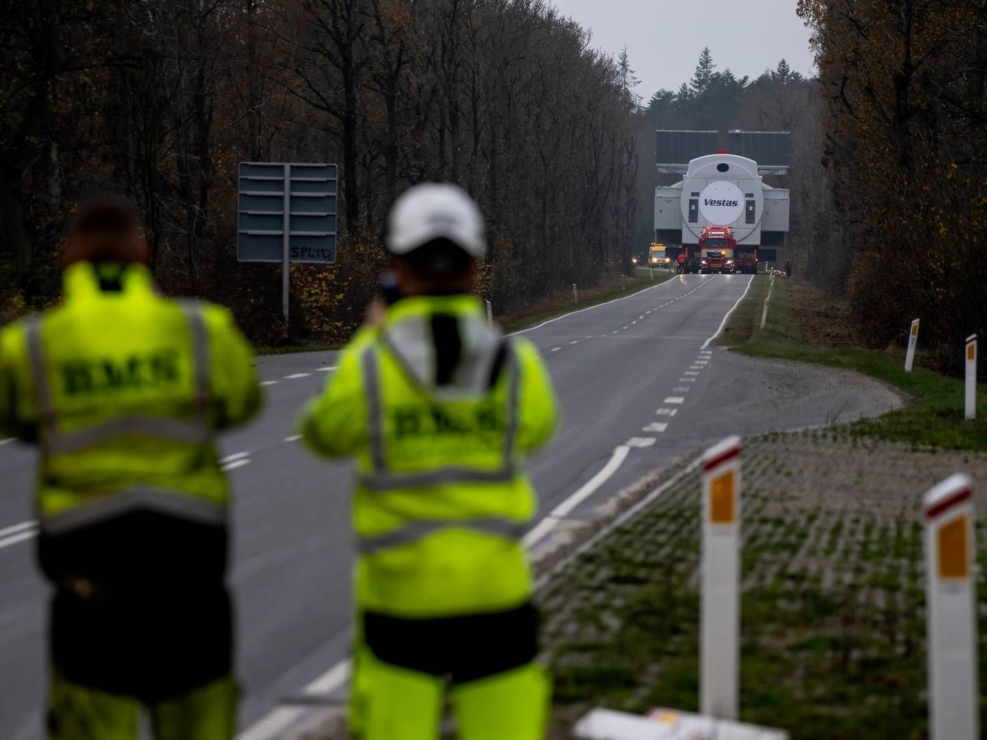 Transport af tunge og store dele til havvindmøller er ved at blive for meget for de beboere i Esbjerg, der ligger på ruten til Esbjerg Havn. Dette er dog et arkivfoto af verdens største vindmølle transport, der i november sidste år kørte fra Hanstholm havn til testcenter Østerild. | Foto: René Schütze