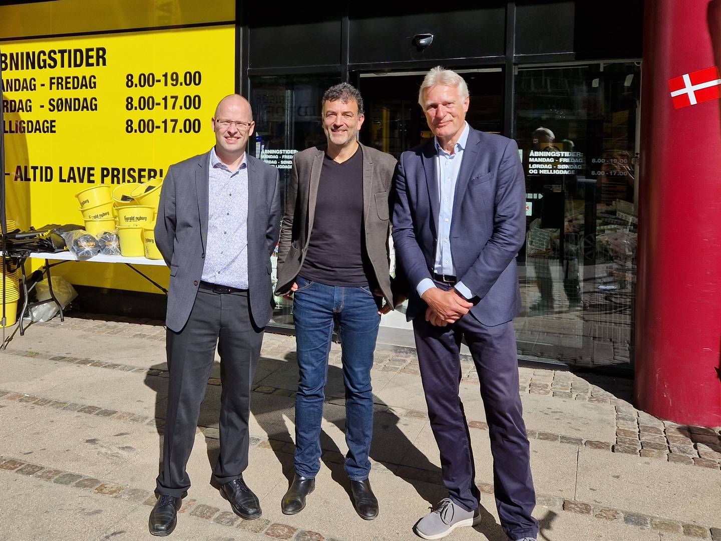 Gert Sand, Erling Daell og Arne Gerlyng-Hansen foran Harald Nyborgs første butik i indre København. | Photo: Jens Betak